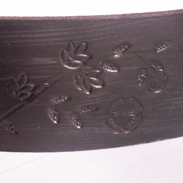 Schwarzer Ledergürtel mit einpunzierten Blumenmotiv