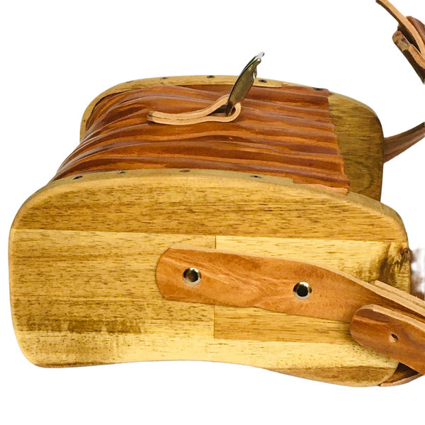Helle Schultertasche aus gewelltem Leder und Holz