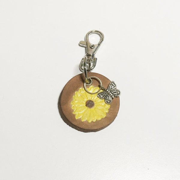 LEDER-Schlüsselanhänger mit gelber Sonnenblume und silbernem Schmetterling