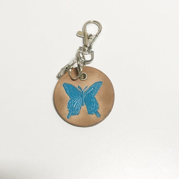 LEDER-Schlüsselanhänger mit einem türkisen und silbernem Schmetterling