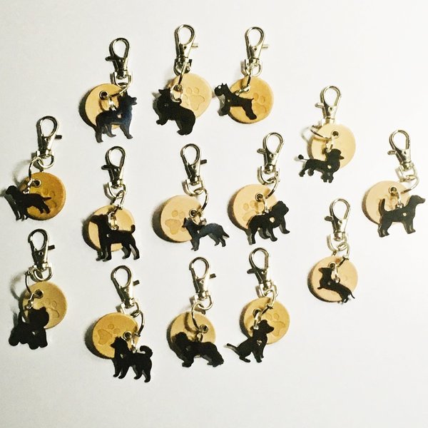 Beiger Leder-Schlüsselanhänger Hundepfote mit verschiedenen Hunderassen